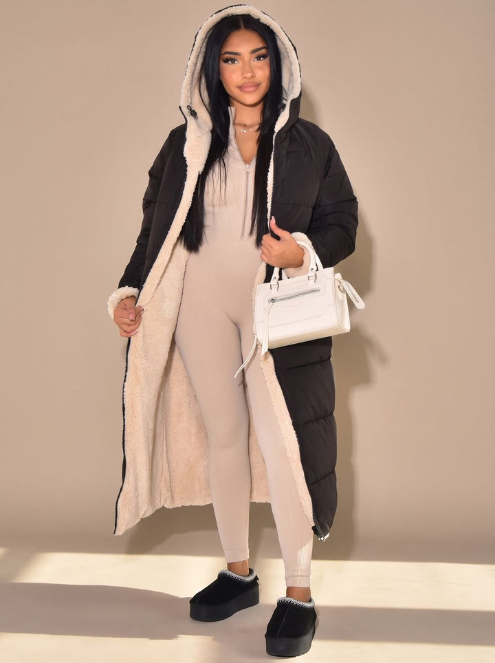 Abrigo largo reversible acolchado mujer con capucha. Estilo puffer moderno y sherpa cálido para invierno.
