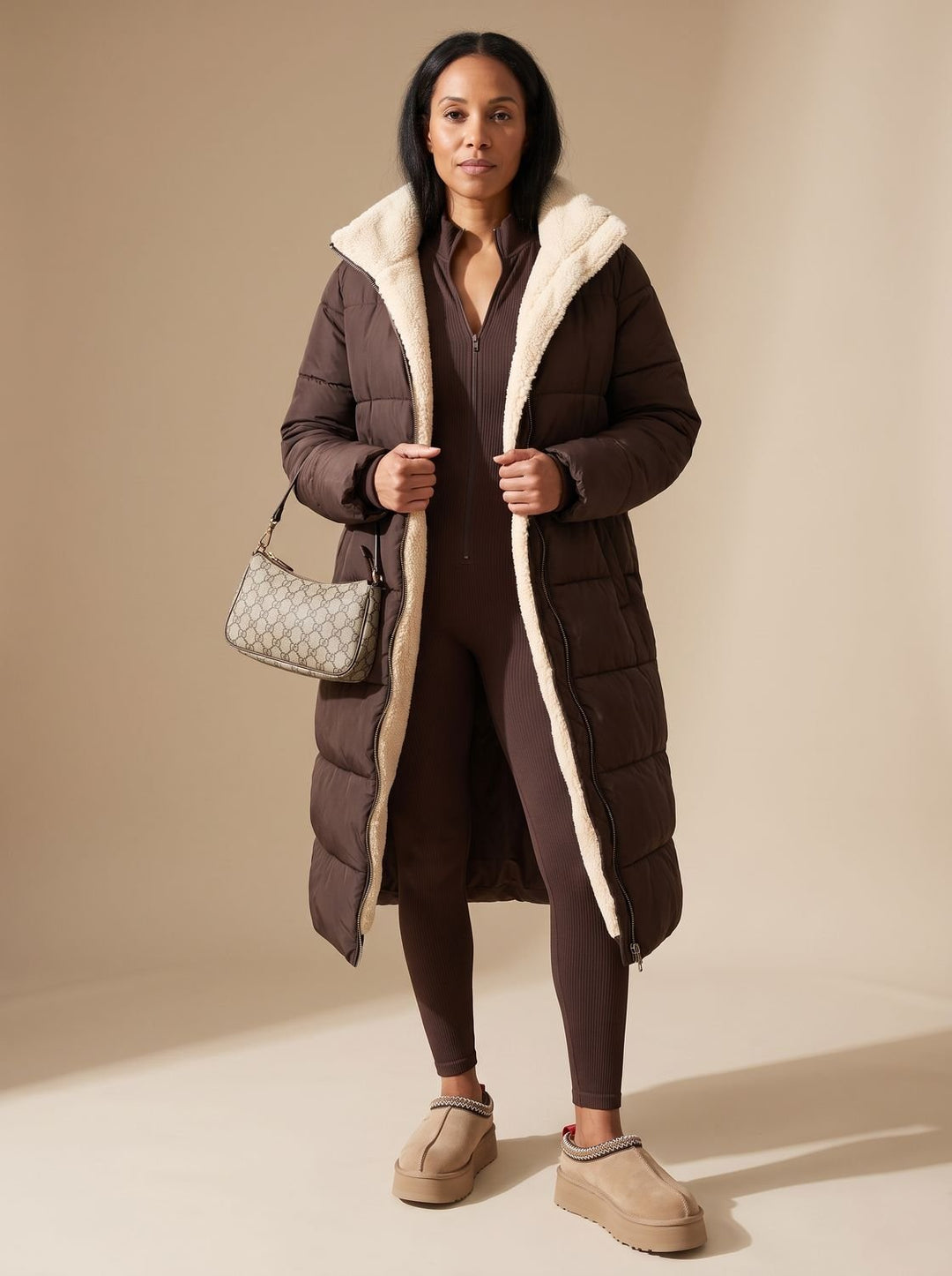 Abrigo de invierno reversible mujer, acolchado largo. Lado puffer y lado borrego. Con capucha.