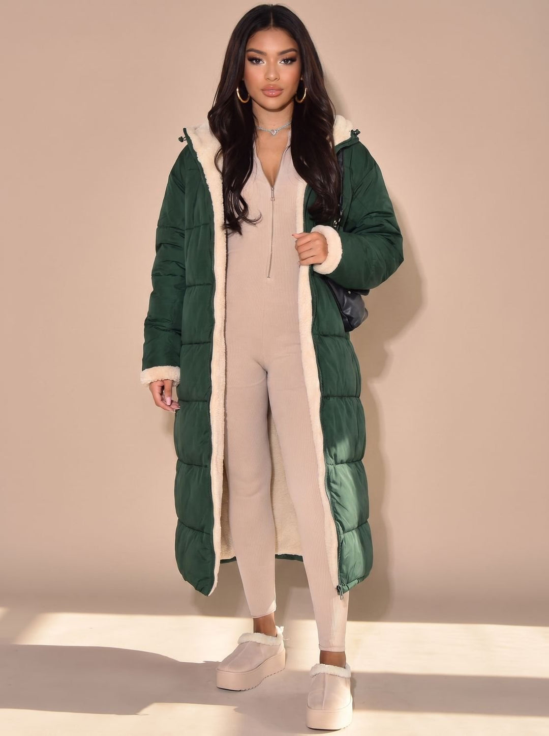 Abrigo mujer largo reversible, acolchado y con capucha. Ideal para frío, estilo puffer versátil.