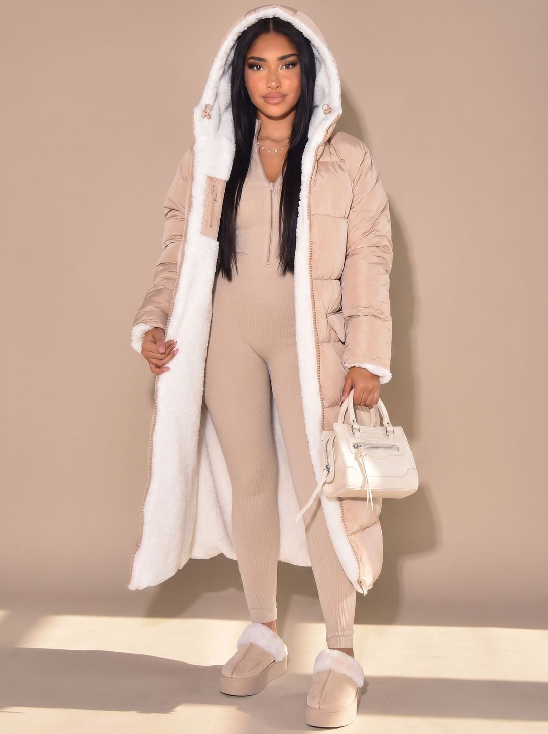 Abrigo largo reversible acolchado con capucha para mujer. Un lado puffer, el otro suave borrego.