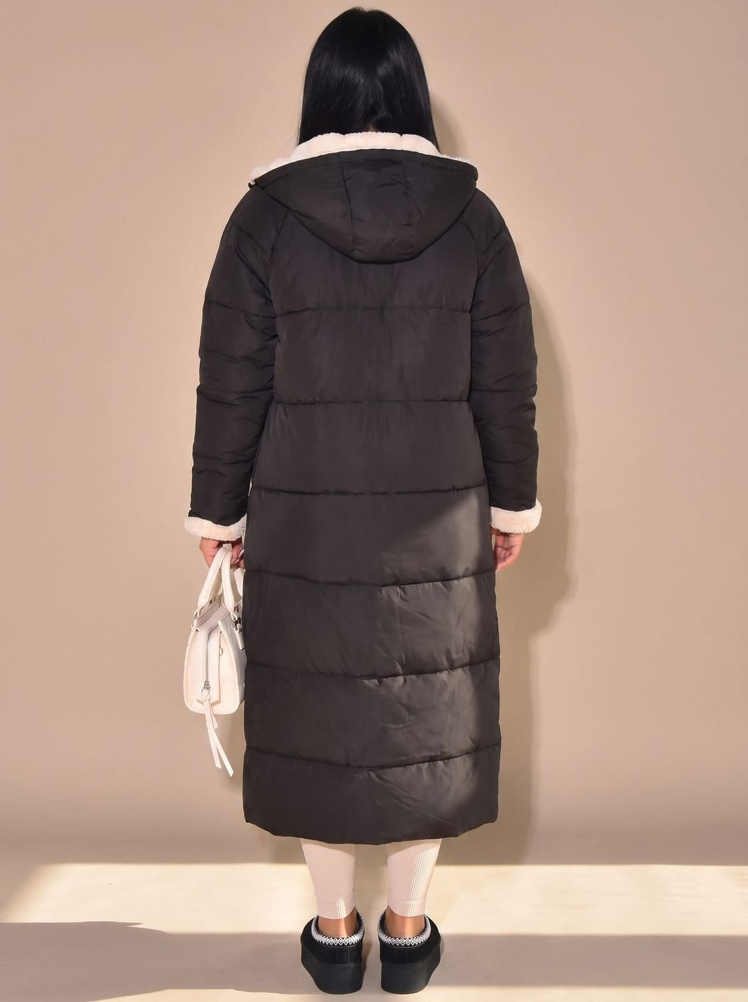 Abrigo de invierno largo reversible con capucha. Acolchado estilo puffer, otro lado sherpa. Mujer.
