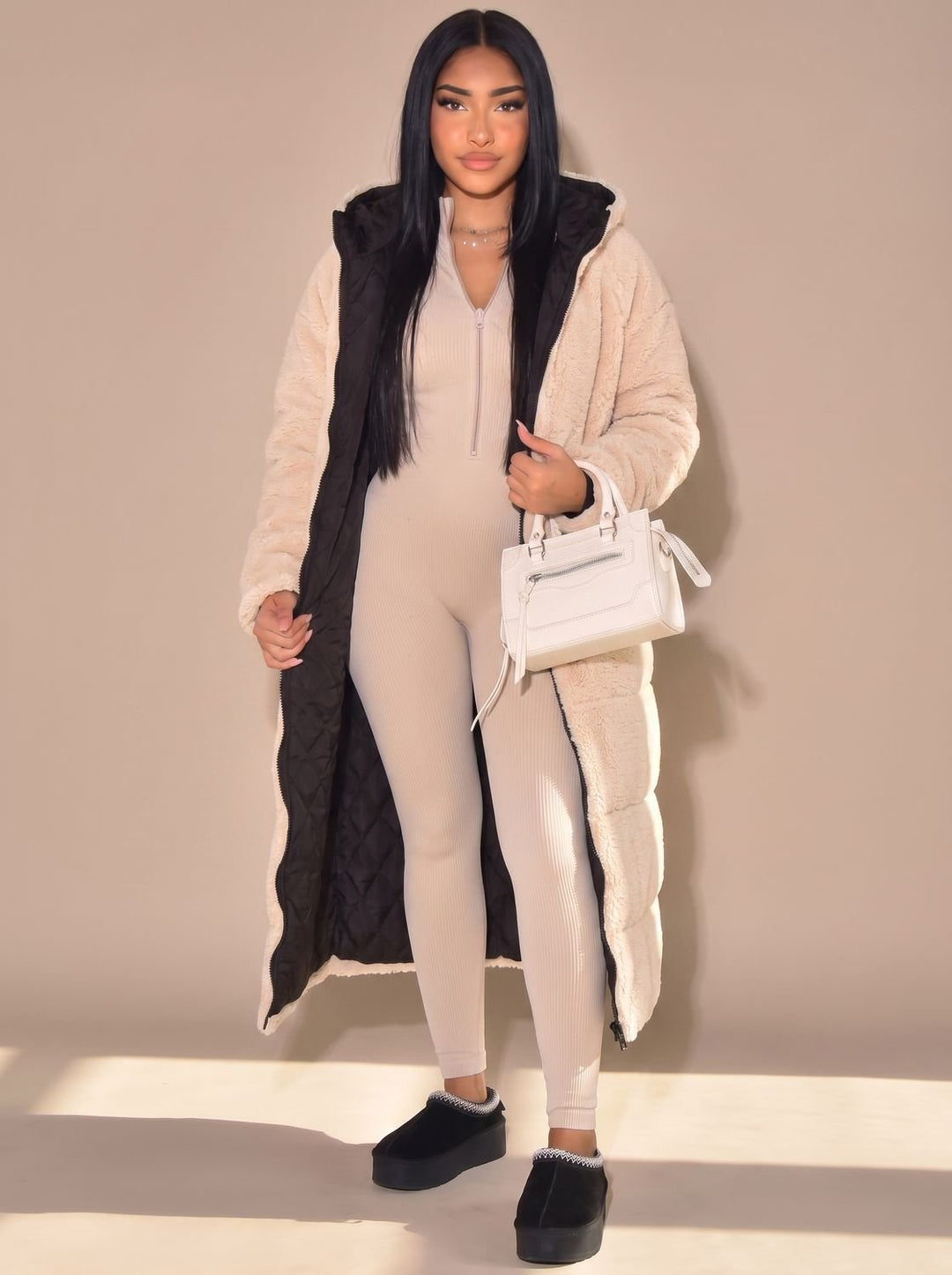 Abrigo largo de mujer, reversible y acolchado. Con capucha. Combina puffer y sherpa para el invierno.