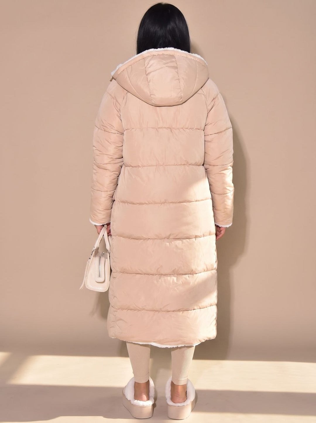 Abrigo largo reversible acolchado mujer. Con capucha. Diseño puffer versátil, perfecto para el frío.