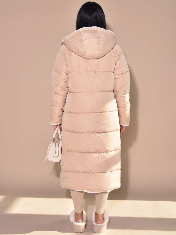Abrigo largo reversible acolchado mujer. Con capucha. Diseño puffer versátil, perfecto para el frío.