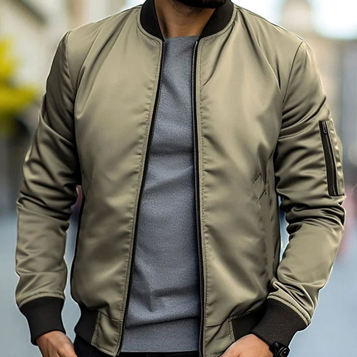 Bomber de hombre ligera y suave, ofrece confort para el estilo diario, disponible en tallas grandes.
