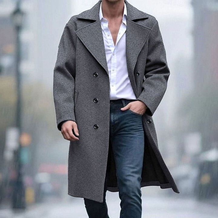 Detalle de solapa de pico y botones en abrigo de lana cruzado para hombre. Diseño sastre, muy elegante.