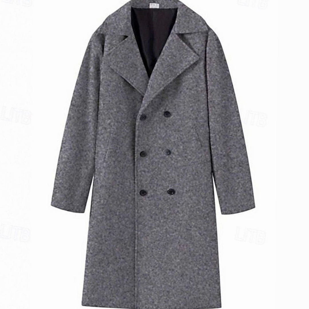 Hombre vistiendo abrigo largo cruzado de lana. Look sofisticado para invierno, moda masculina actual.