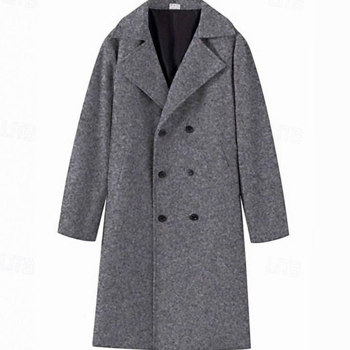 Hombre vistiendo abrigo largo cruzado de lana. Look sofisticado para invierno, moda masculina actual.