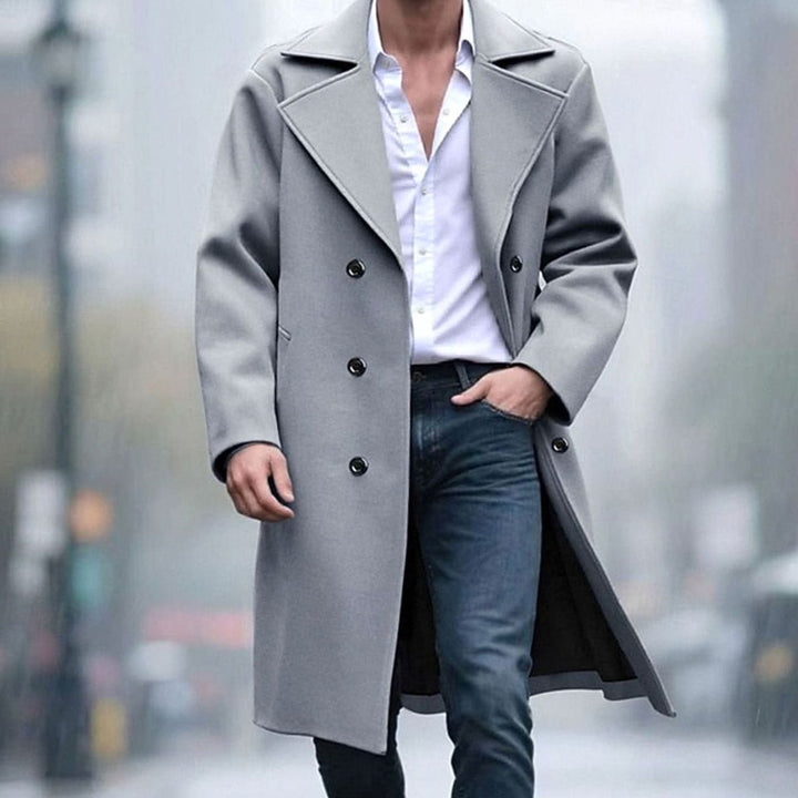 Cierre de doble botonadura en abrigo de lana para hombre. Estilo sastre, ideal para ropa formal de invierno.