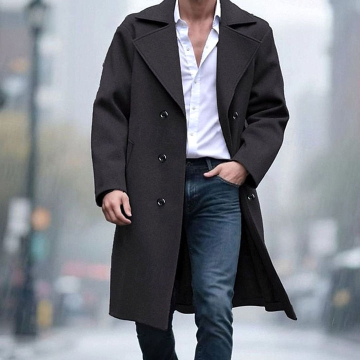 Primer plano de tejido de lana y solapa de pico en abrigo para hombre. Diseño sastre atemporal, ideal invierno.