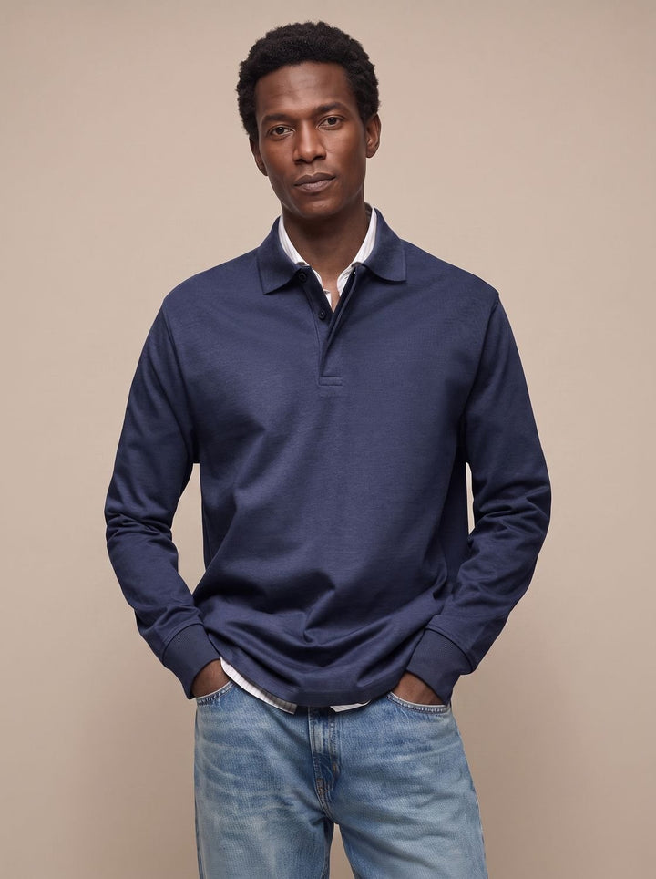 Hombre luciendo polo de manga larga de algodón, estilo casual y relajado. Ideal para el día a día.