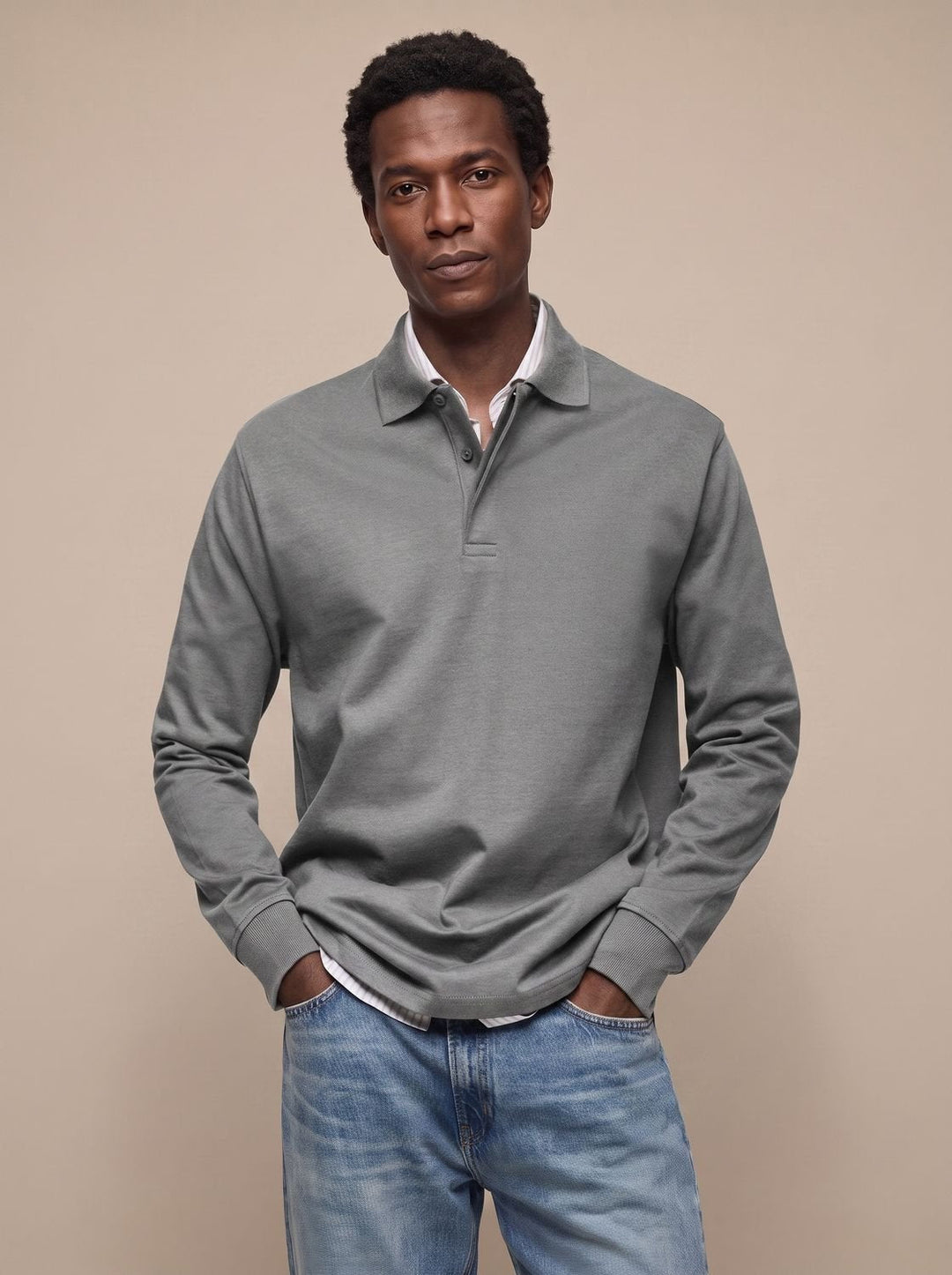 Polo de algodón clásico de manga larga, doblado. Prenda esencial y versátil para el guardarropa masculino.