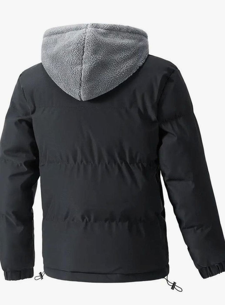 Chaqueta acolchada de hombre con forro sherpa en capucha, perfecta para el frío. Diseño urbano y cálido para invierno.