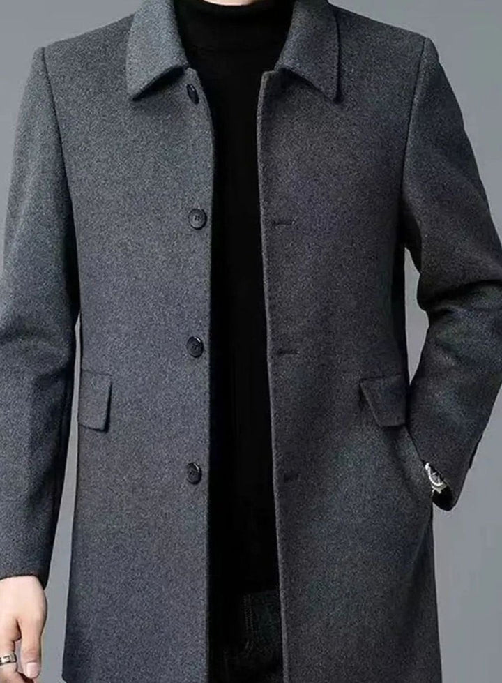 Abrigo cruzado entallado de hombre para invierno. Moda masculina elegante en gris oscuro.