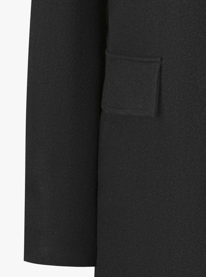 Abrigo de invierno negro entallado para hombre. Ropa de abrigo cruzada, moda masculina.