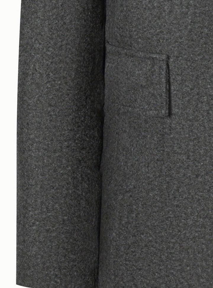 Elegante abrigo de hombre cruzado entallado. Perfecto para un look invernal sofisticado.
