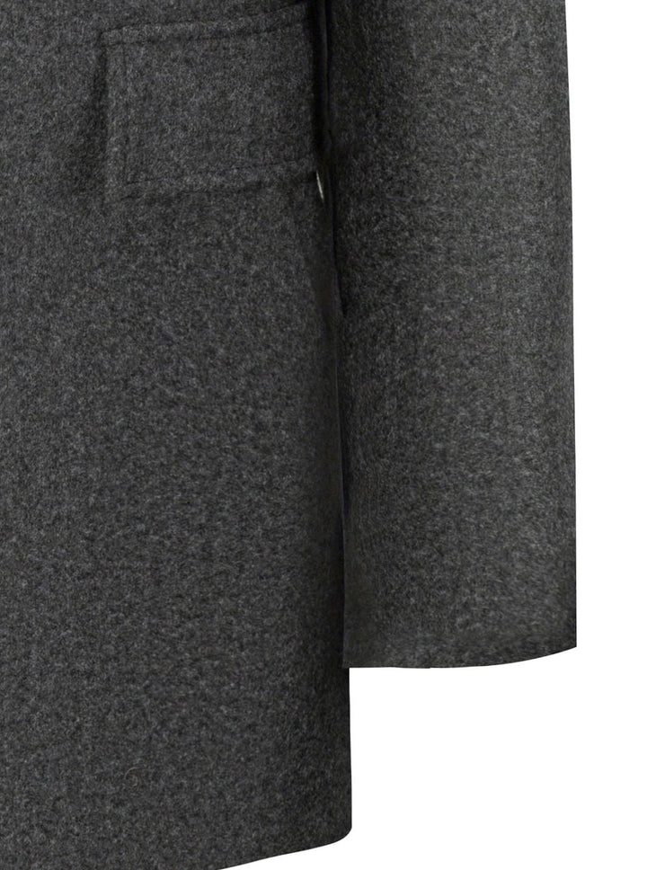 Abrigo de invierno entallado para hombre. Estilo cruzado, elegante y versátil para smart casual o vestir.