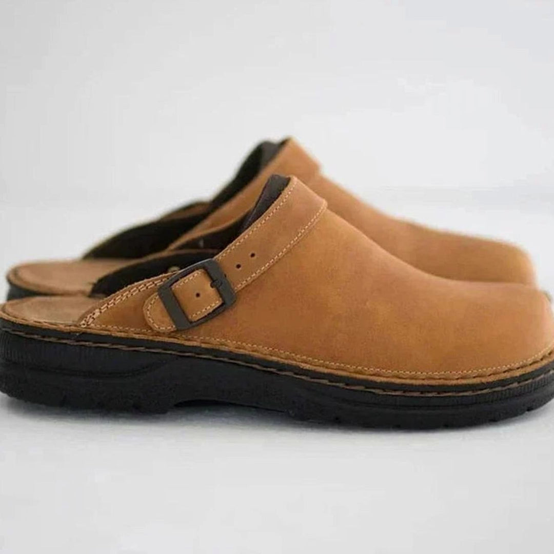 Zuecos ortopédicos de hombre con hebilla ajustable, ideales para confort diario y estilo casual.