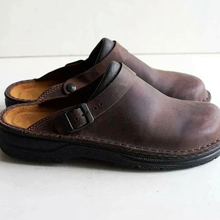 Primer plano de zuecos ortopédicos masculinos con suela acolchada, perfectos para confort prolongado.