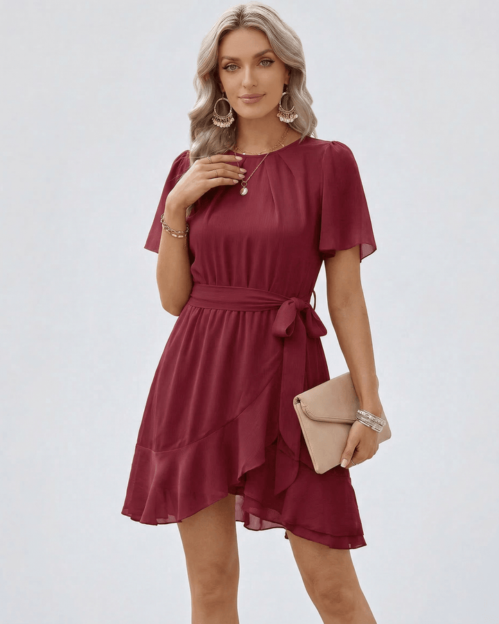 Elegante vestido mini burdeos para mujer con volantes. Diseño ajustable, perfecto para fiesta o look casual de verano.