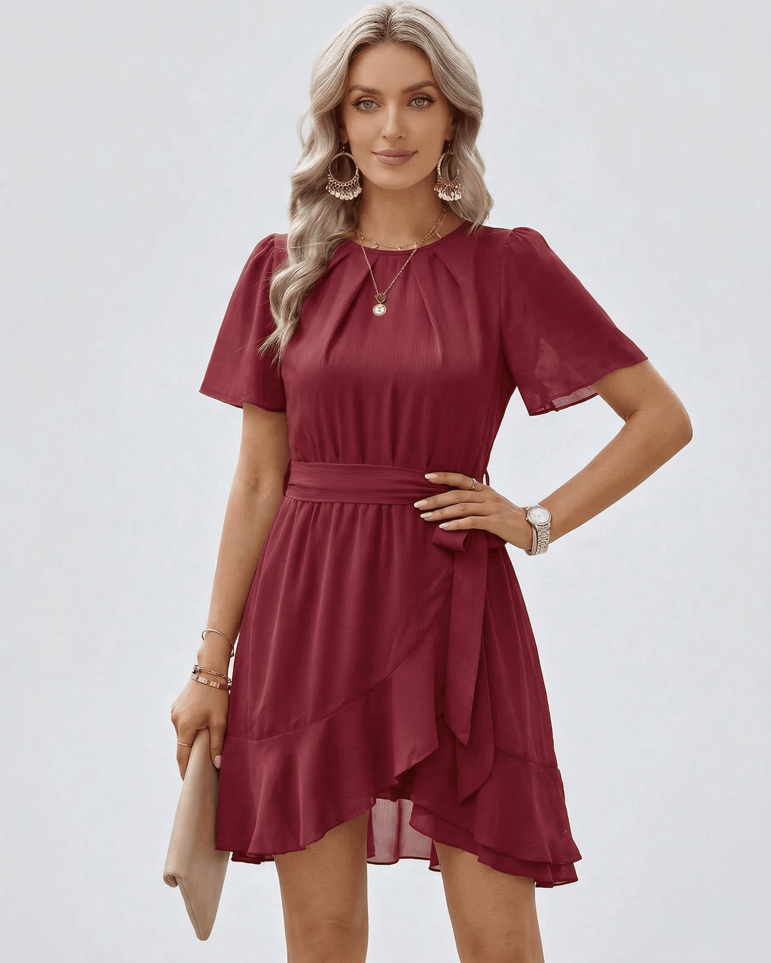 Vestido corto burdeos de mujer con volantes, estilo elegante y casual chic. Ideal para primavera y verano.