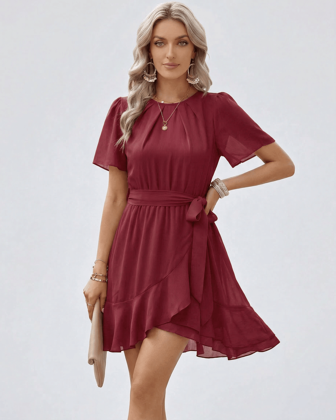 Vestido mini burdeos para mujer con volantes y corte flotante. Estilo chic de primavera/verano, versátil y moderno.