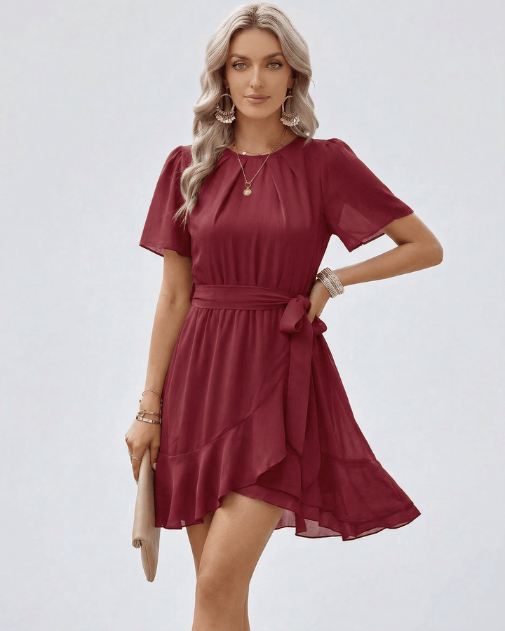 Vestido mini burdeos para mujer con volantes y corte flotante. Estilo chic de primavera/verano, versátil y moderno.