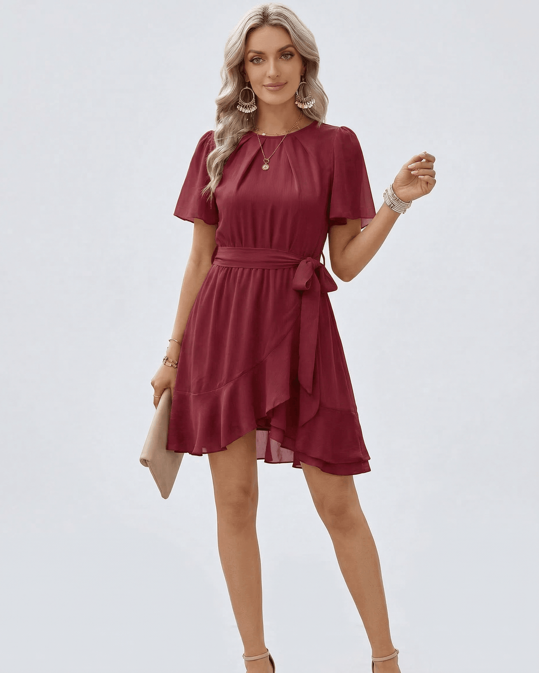 Detalle de volantes en vestido mini burdeos de mujer. Prenda elegante y corta, ideal para la temporada de primavera/verano.