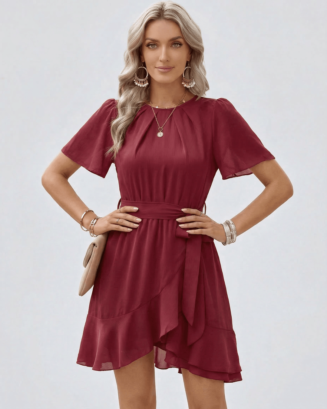 Vestido corto burdeos con volantes para mujer, elegante y festivo. Ideal para ocasiones de primavera y verano.