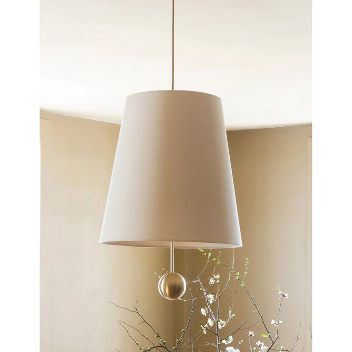 Lámpara de techo de latón pulido y lino natural. Iluminación sofisticada para tu hogar con estilo.