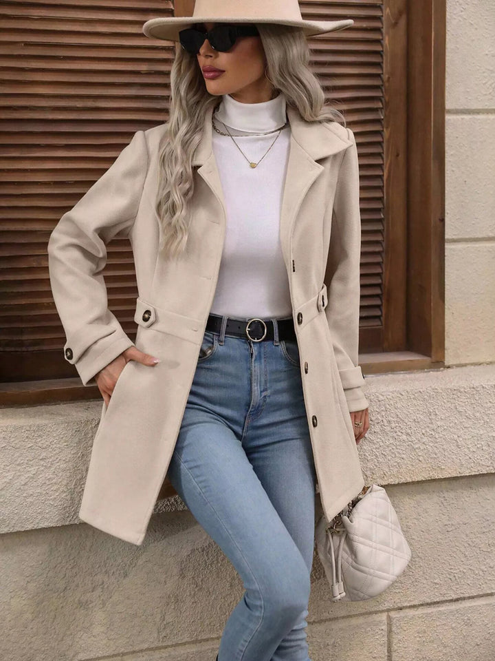 Versátil chaqueta casual de mujer con botones, manga larga, ideal como abrigo ligero.