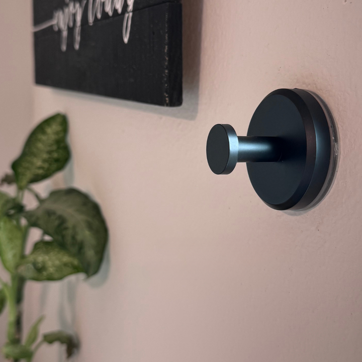 Gancho adhesivo de succión para toallas en baño, sin perforaciones. Reposicionable y resistente.