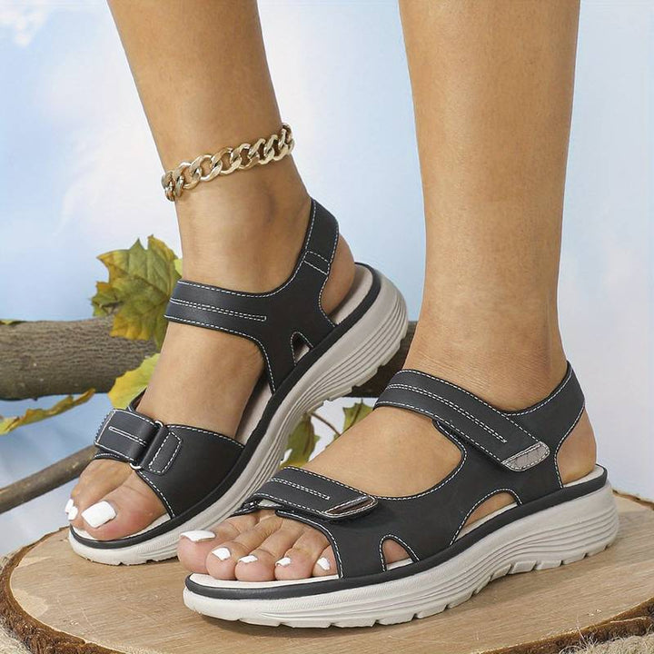 Moda femenina y bienestar podal se unen en estas sandalias ortopédicas de mujer. Estilo veraniego y confort duradero.