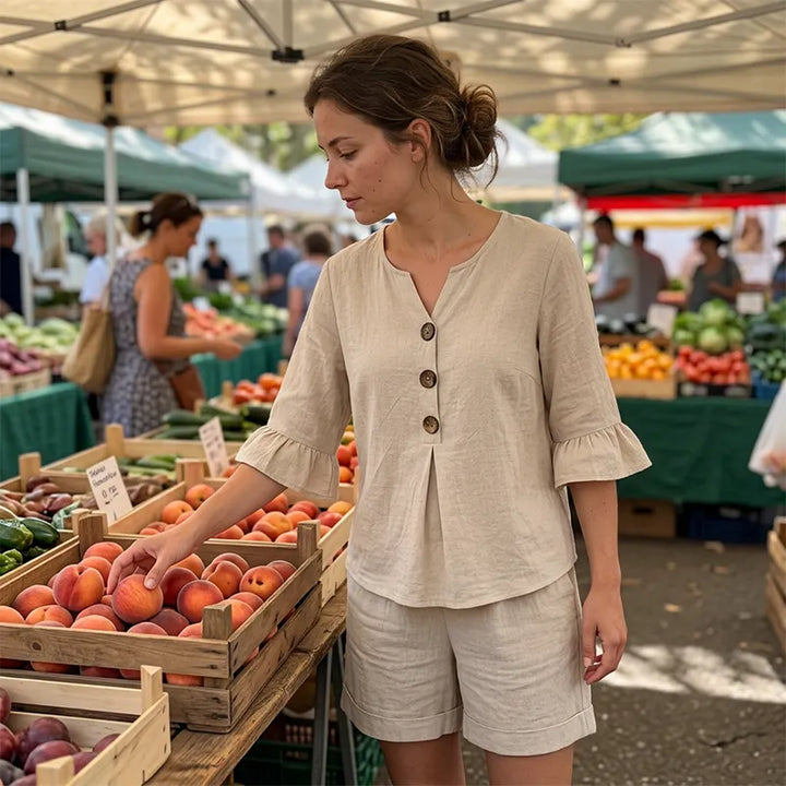 Mujer modelando conjunto casual de blusa y shorts, un estilo fresco y cómodo para el verano.