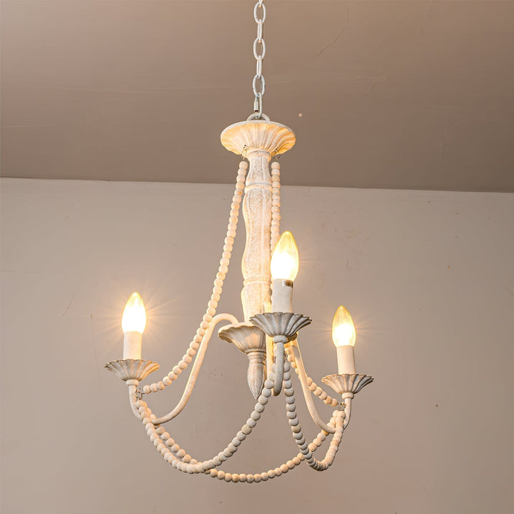 Candelabro colgante de tres brazos color blanco antiguo mate. Luminaria decorativa para interiores.