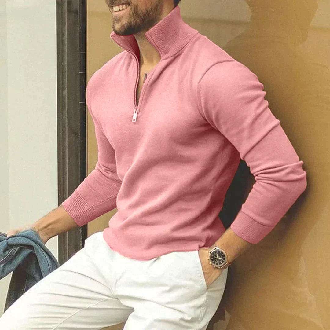 Suéter de hombre con cremallera y cuello alto, manga larga. Ofrece confort y estilo para atuendos de otoño e invierno.
