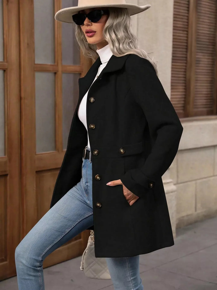 Modelo usando chaqueta casual de mujer con botones y manga larga. Moda de entretiempo.