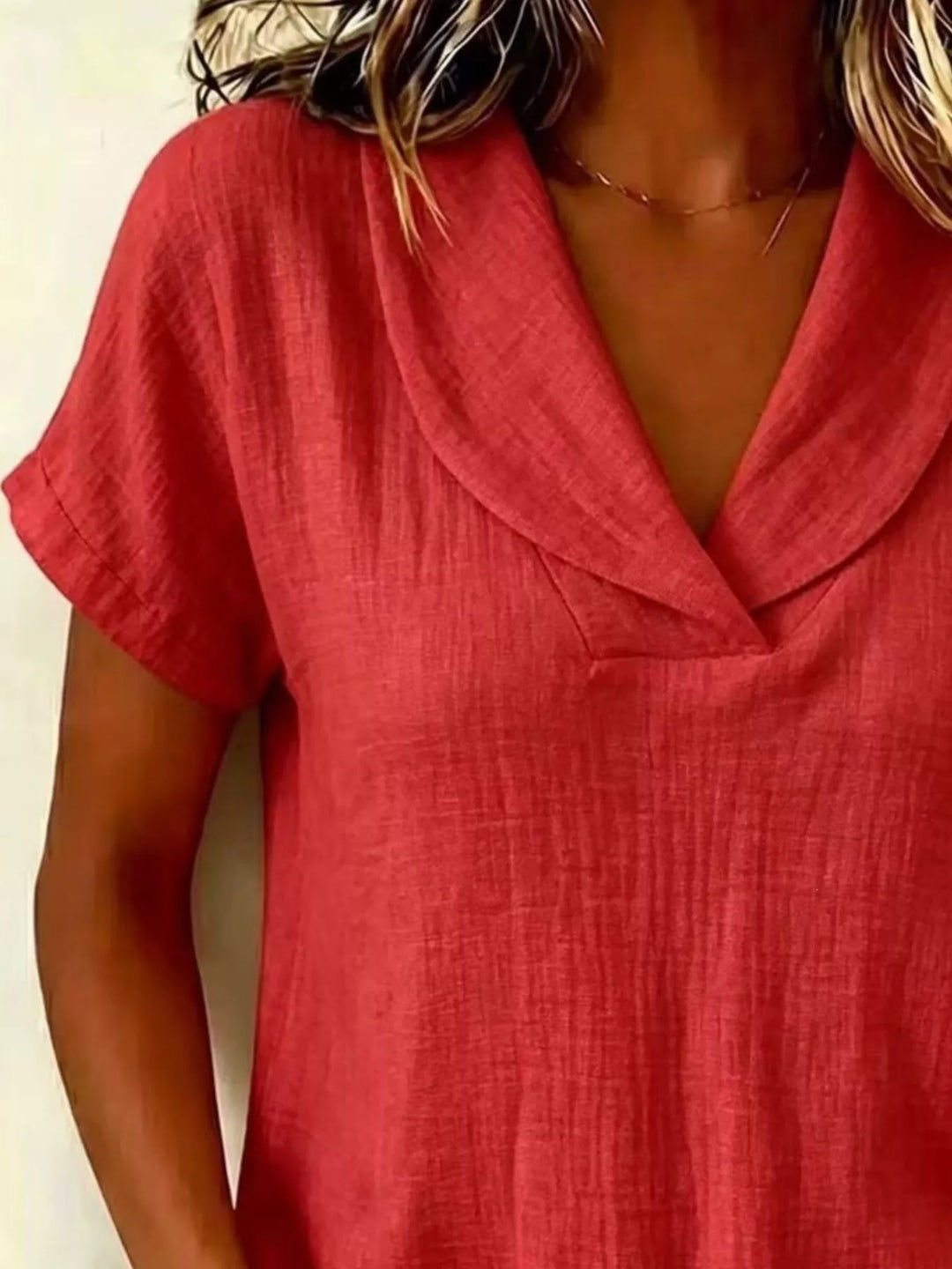 Detalle de la textura en blusa casual de manga corta para mujer, tallas grandes, tejido suave y transpirable.