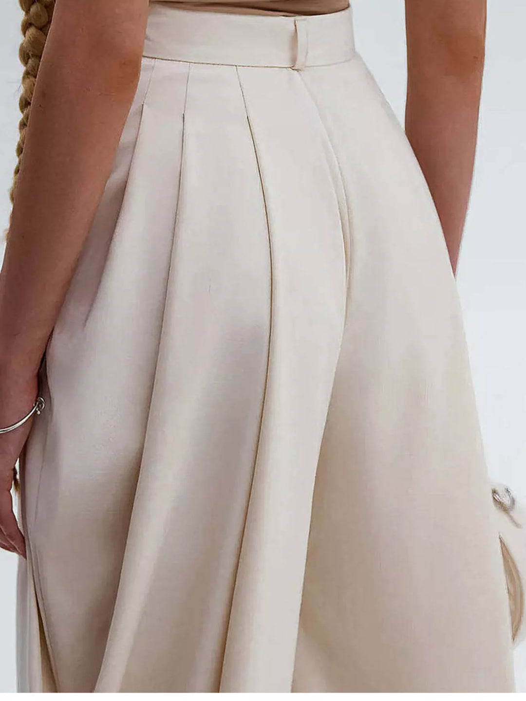 Cómodo pantalón ancho de algodón para mujer, con tiro alto y detalle plisado.