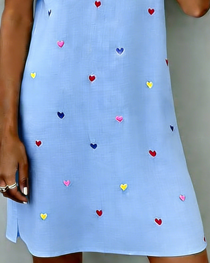 Vestido corto blanco con estampado de corazones, escote V y manga abullonada. Estilo de verano femenino.