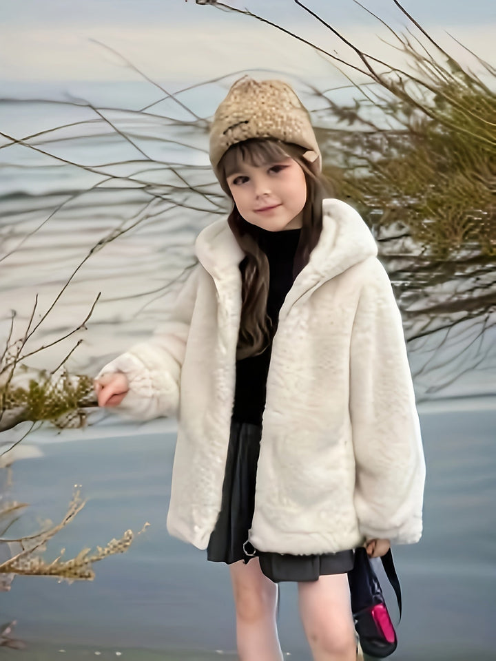 Moda infantil: chaqueta casual de niña con orejitas en capucha, cómoda y divertida para el día a día.