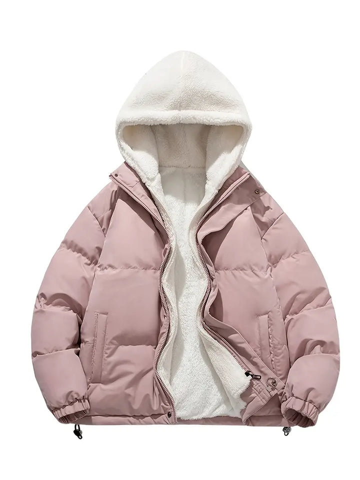 Mujer usando abrigo de invierno con capucha, estilo casual. Ropa exterior femenina cálida y cómoda para el frío.