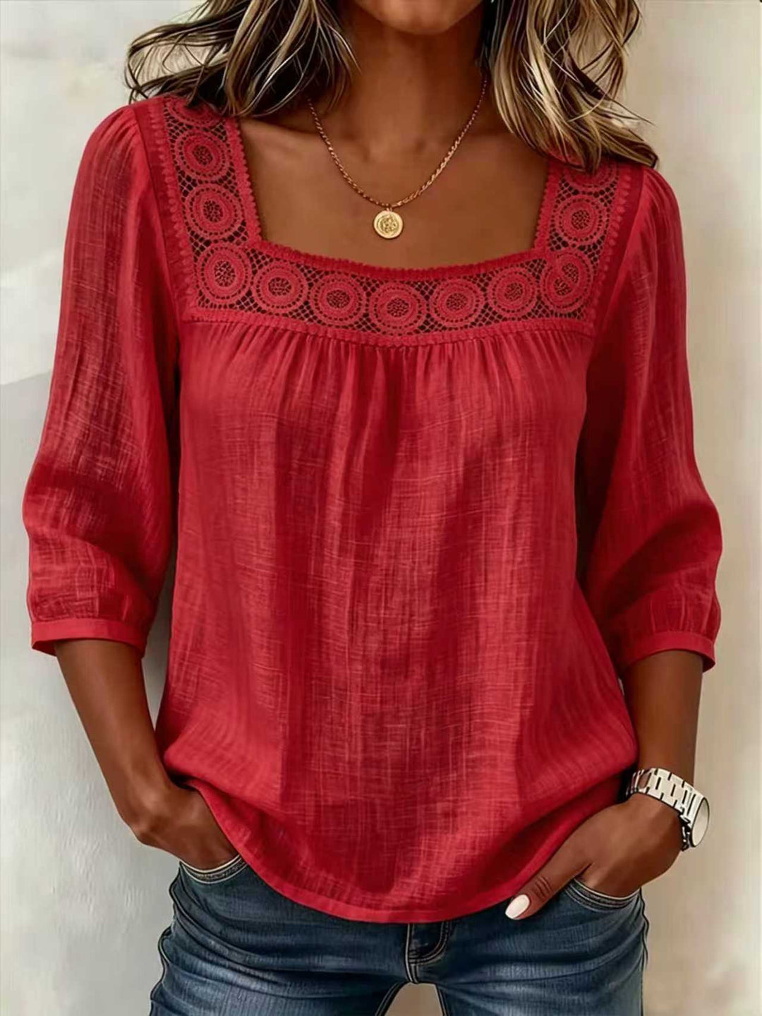 Blusa de mujer de algodón y lino con textura suave, encaje y escote cuadrado. Perfecta para moda de verano.