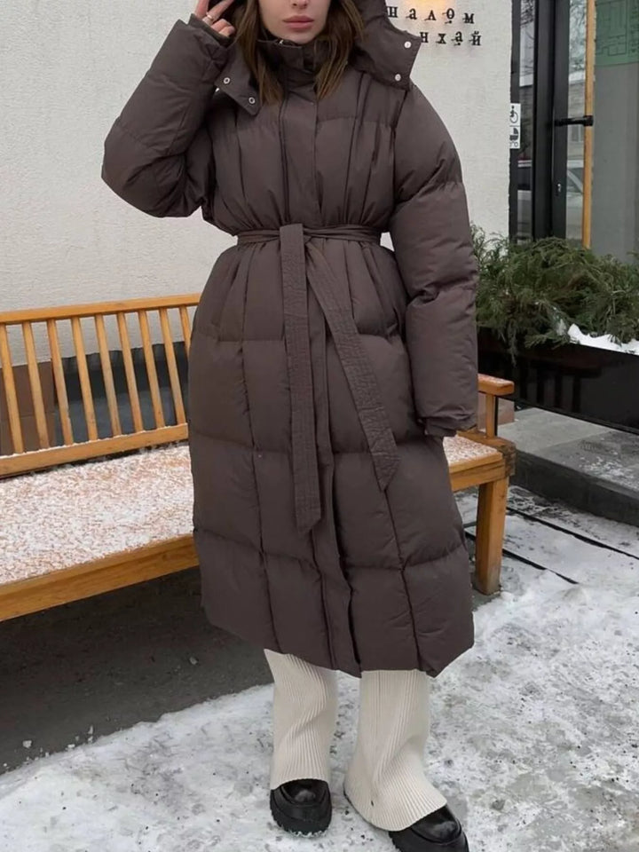 Chaqueta de invierno acolchada para mujer, cuello alto, corte largo y cinturón para mayor confort.