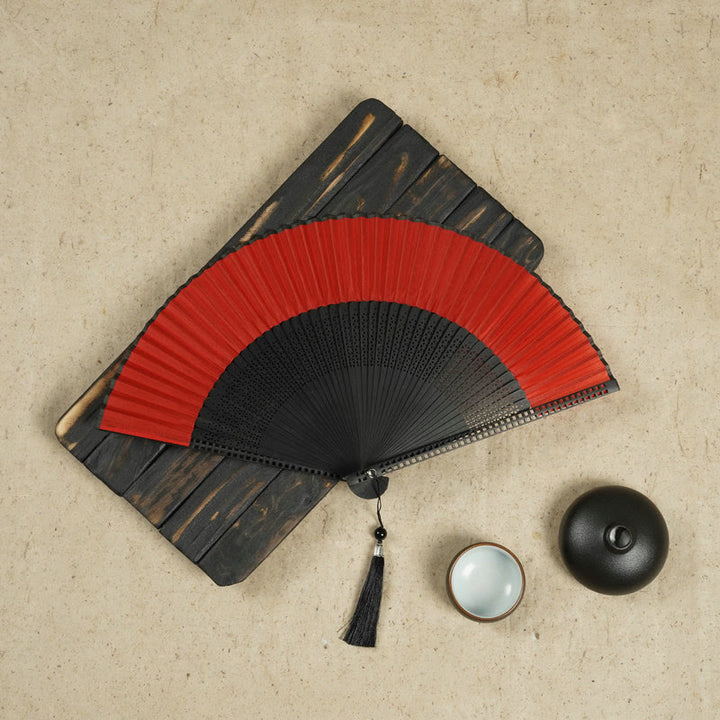 Abanico de seda y bambú, ideal para regalo, combina estilo y funcionalidad.