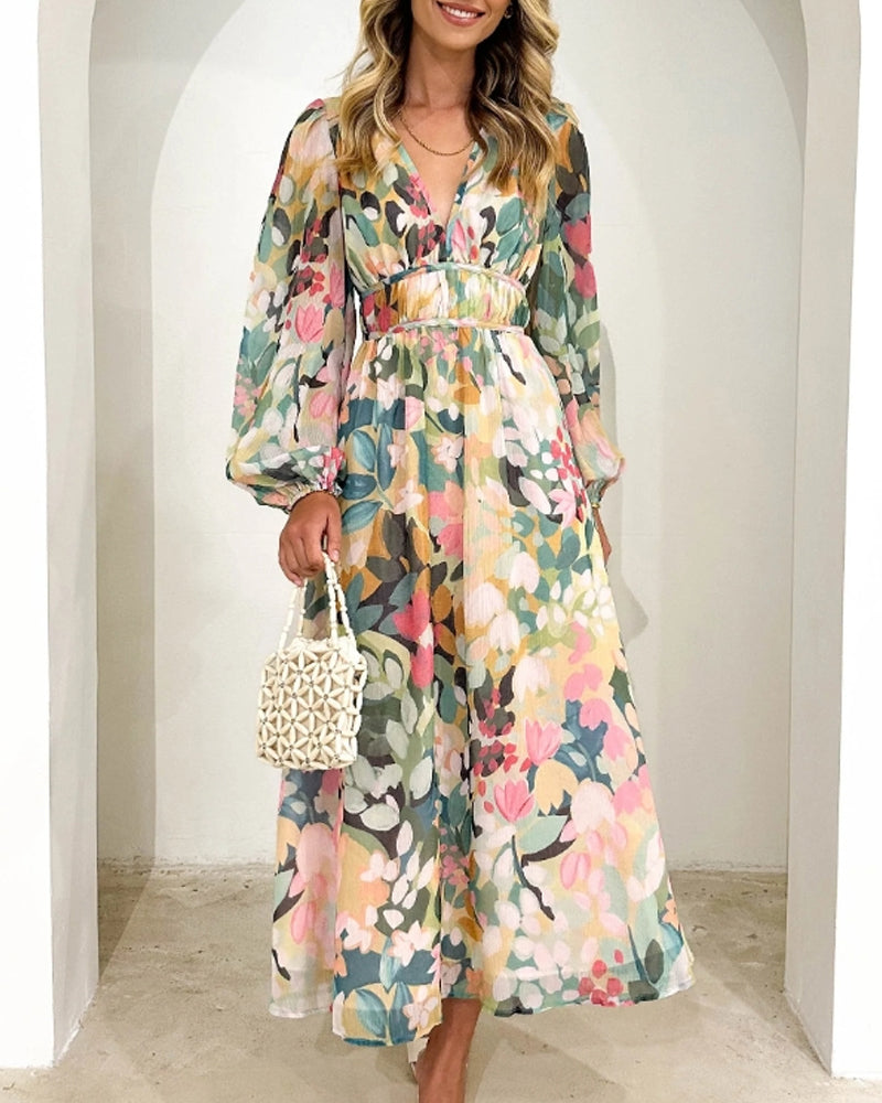 Vestido de día femenino con estampado floral. Escote cruzado y vuelo romántico. Moda primavera/verano.