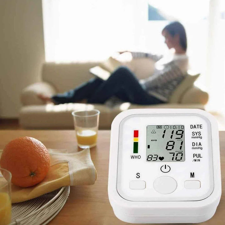 Tensiómetro de muñeca automático digital con pantalla LCD para lecturas precisas de presión arterial y pulso.