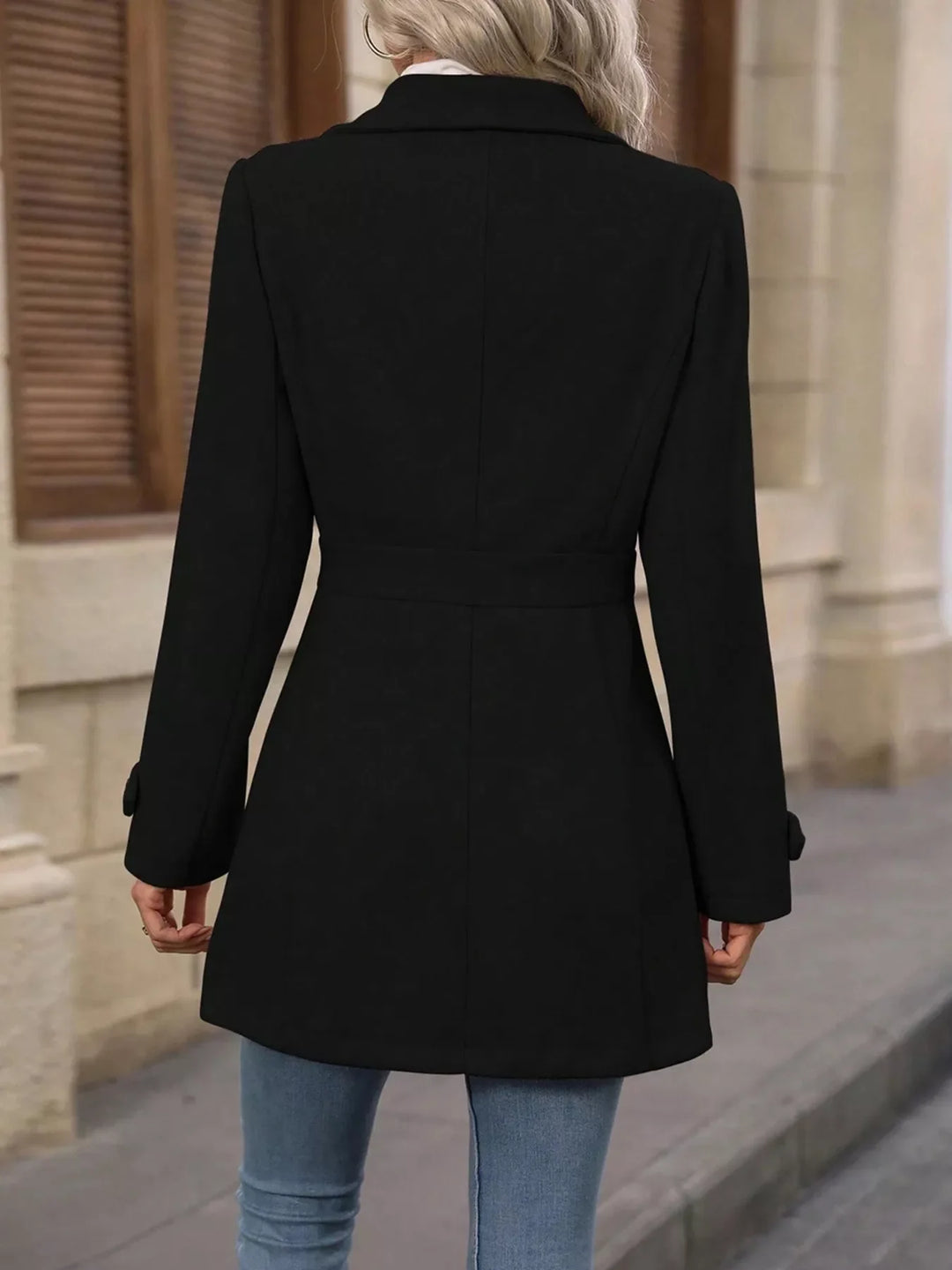 Chaqueta casual femenina, ideal para entretiempo, con botones y manga larga. Comodidad y estilo.