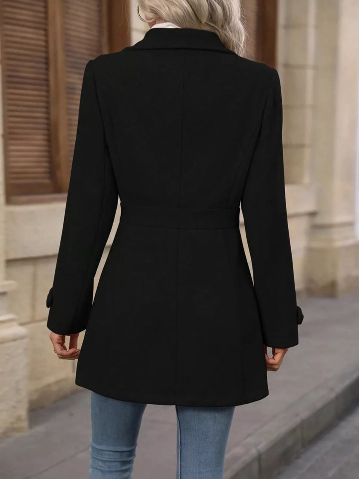 Chaqueta casual femenina, ideal para entretiempo, con botones y manga larga. Comodidad y estilo.