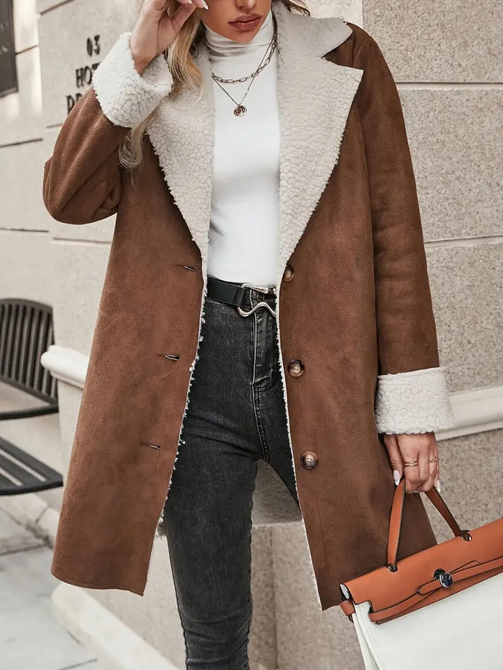 Abrigo elegante de mujer marrón con cierre de botones para otoño invierno. Ideal para moda femenina y estilo clásico.